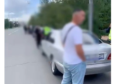 Полицейлер Көкшетауда үйлену тойы автокөліктерінің жүргізушілерін жауапқа тартты