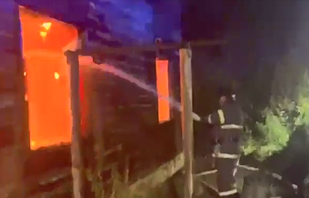 Өрт сөндірушілер тұрғын үйдегі өртті сөндіріп, автокөлікті құтқарды