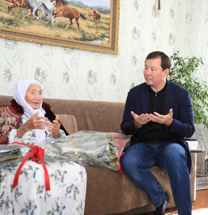 Ақтөбе облысының әкімі 110 жасқа толған қарт ананы құттықтады