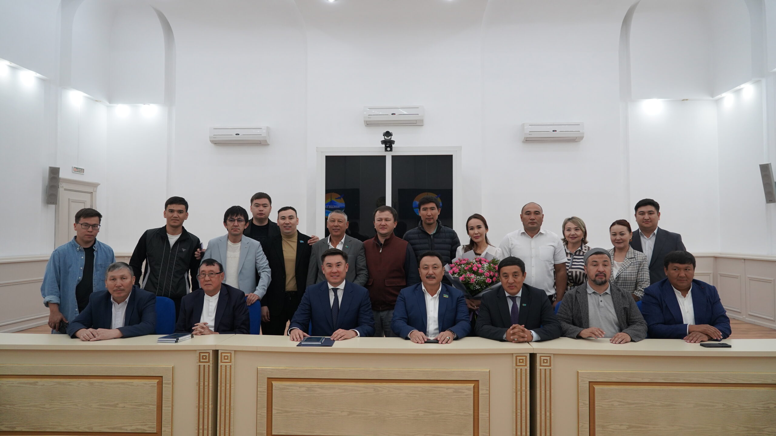 Көкшетауда республикалық айтыс қарсаңында қала әкімі Әнуар Күмпекеев жыр додасына қатысушылармен кездесті.