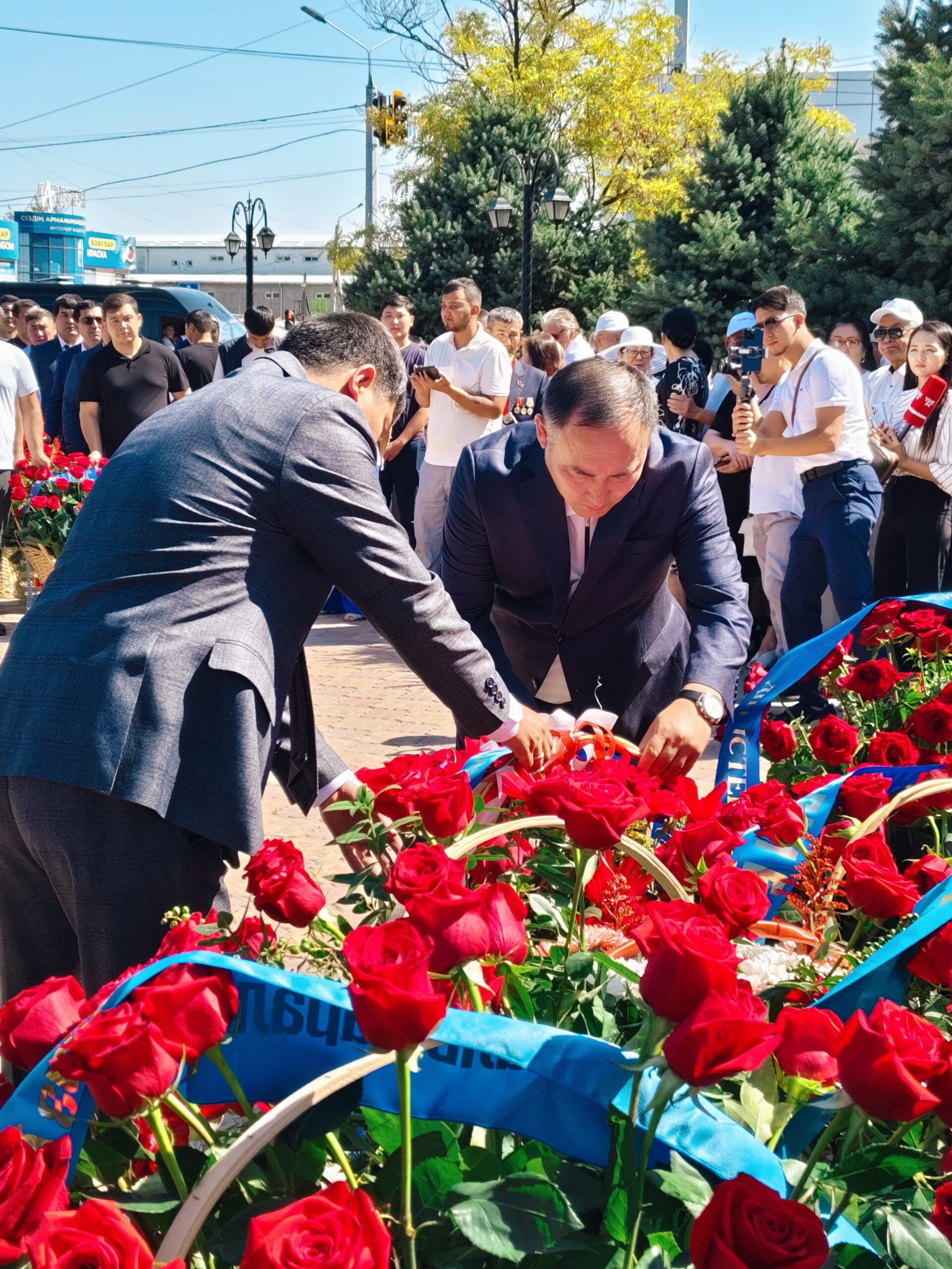 Абай Құнанбайұлының 180 жылдығына орай ескерткішке гүл шоқтары қойылды