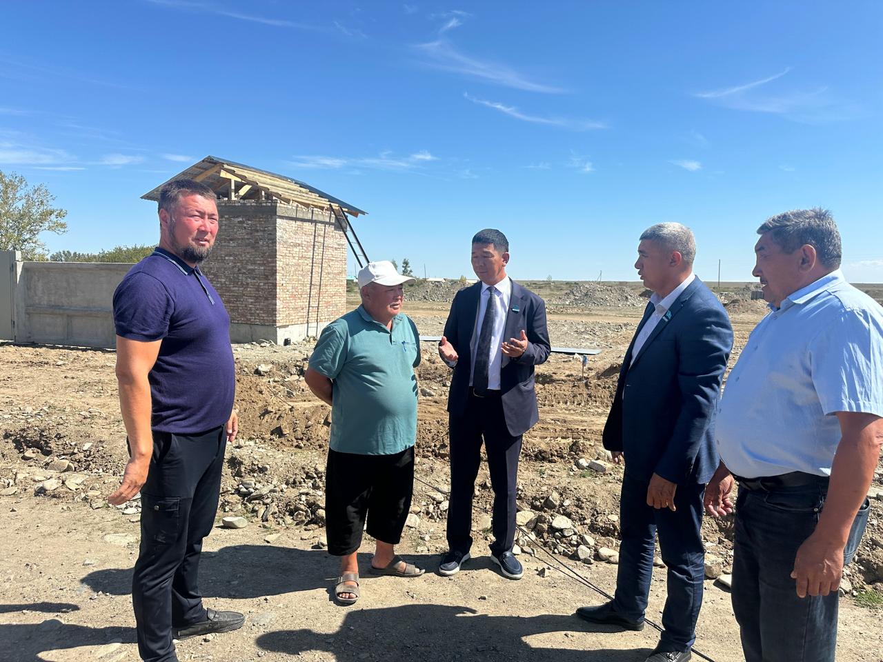 Облыстық мәслихат депутаты Б.Нурпеисов, аудандық мәслихатының төрағасы О.Канагатов Құйған ауылындағы бірнеше нысандарды аралады.