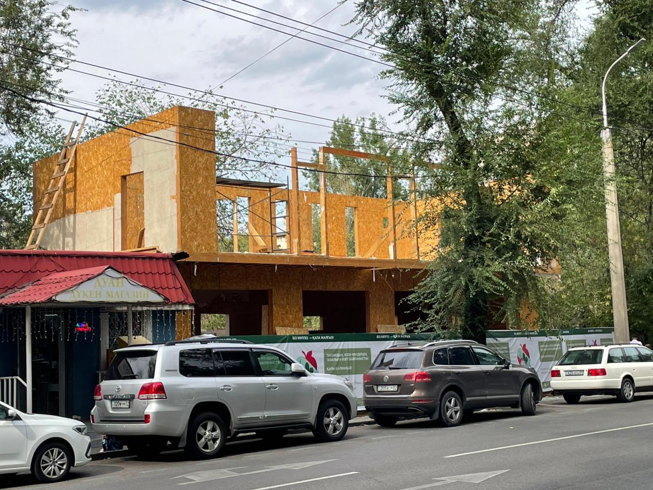 Алматының орталығында екі қабатты ғимарат бұзылып жатыр