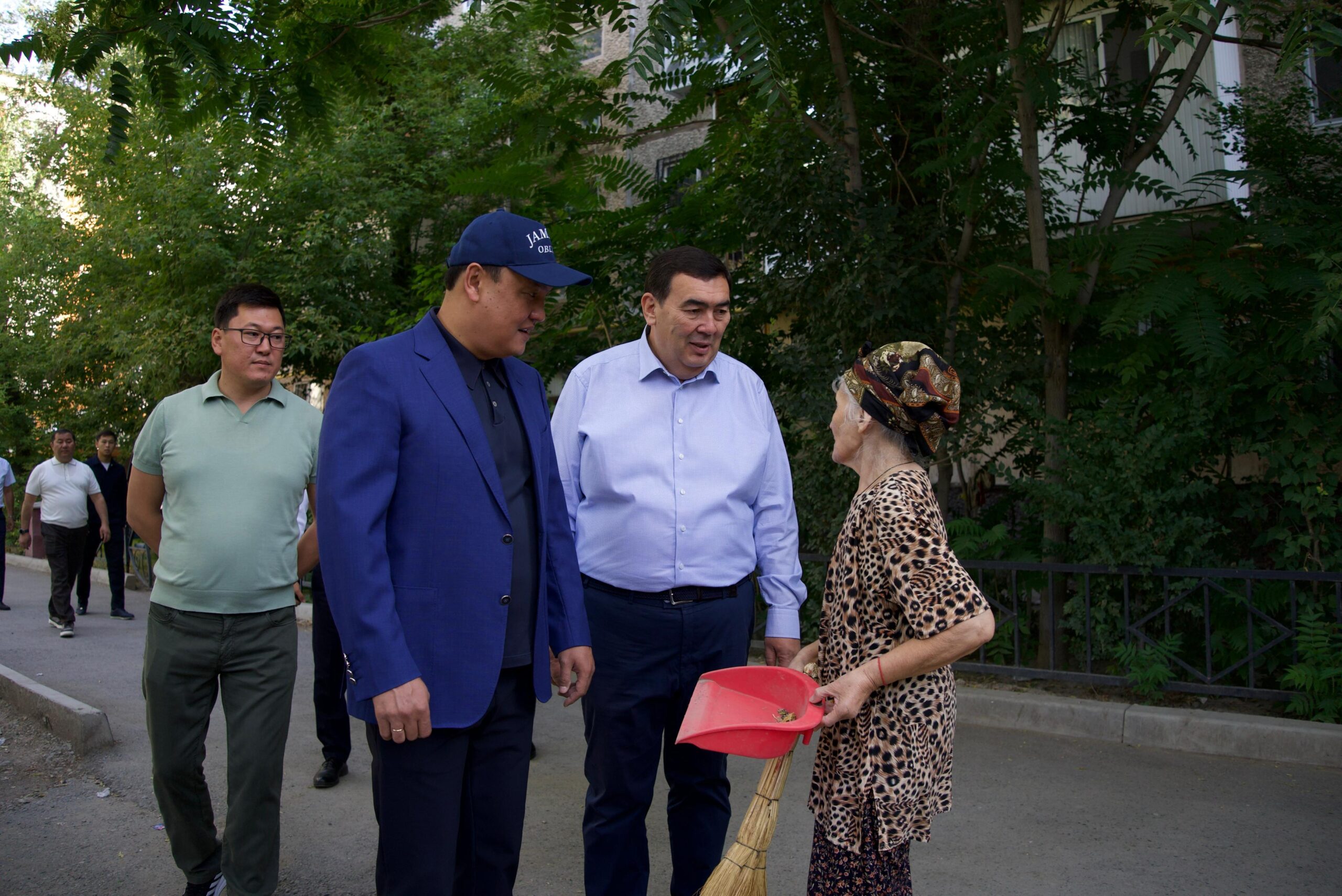 «Таза Қазақстан»: Ербол Қарашөкеев Тараз қаласындағы шағынаудандардың аулаларын тексерді
