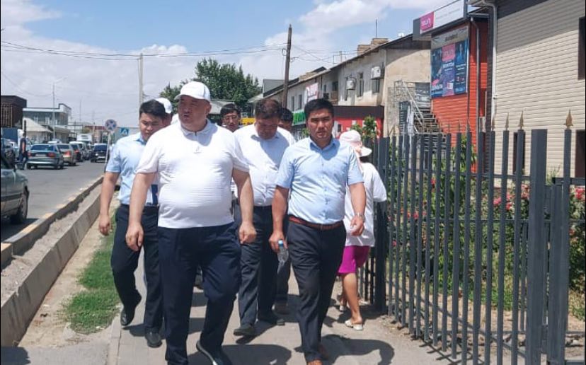 КЕЛЕС: ЖӘНІБЕК АҒЫБАЕВ АУЫЛ ІШІН ЖАЯУ АРАЛАП, НАҚТЫ ТАПСЫРМАЛАР БЕРДІ