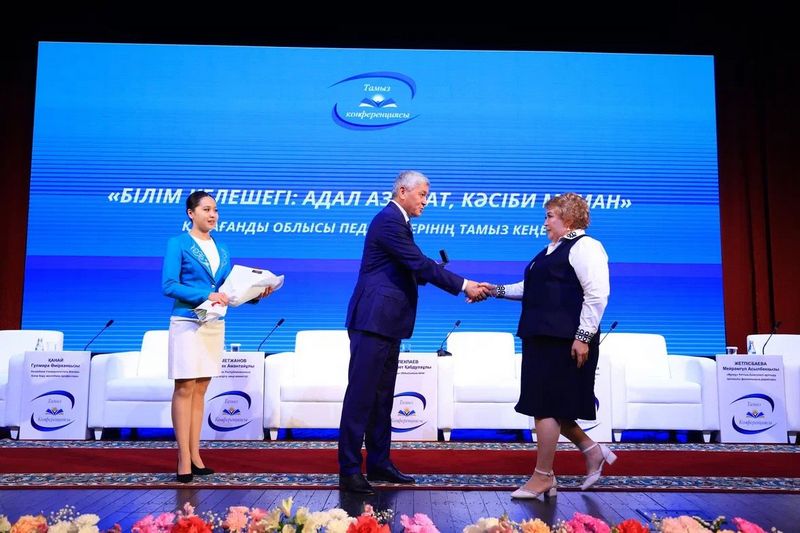 ҰСТАЗДАР МАРАПАТ ТӨРІНДЕ!