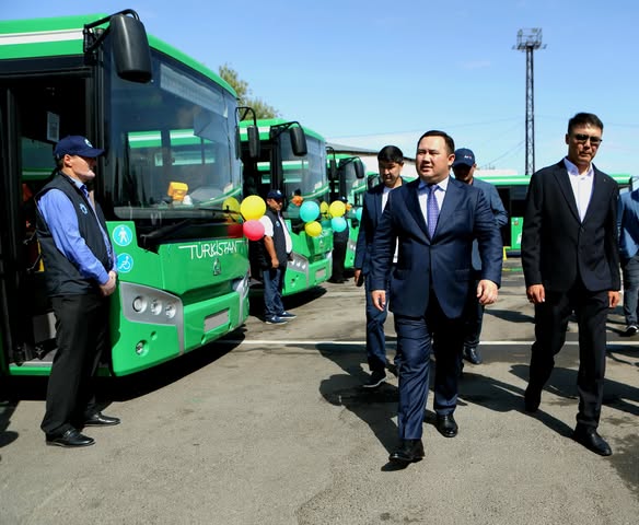 ТҮРКІСТАНДА ҚОҒАМДЫҚ КӨЛІКТЕР ЖАҢА АВТОБУСТАРМЕН ТОЛЫҚТЫ