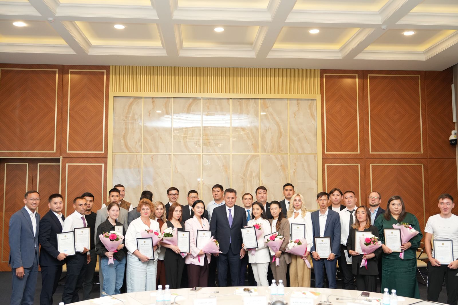 ШҚО әкімі Халықаралық Жастар күніне орай өңірдің дамуына қосқан үлесі үшін 30 жас көшбасшыны марапаттады