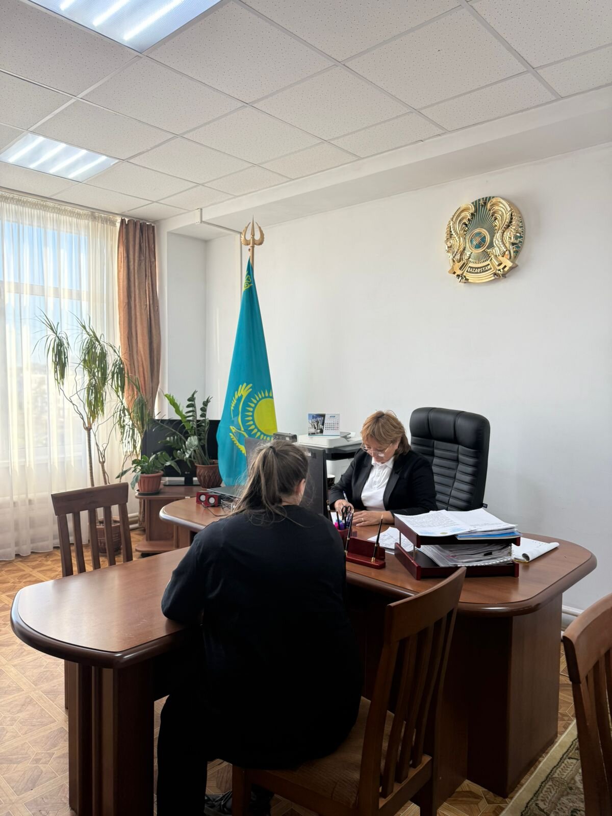 Департамент басшысы Г.К. Уздембаева жеке қабылдау өткізіп, оның барысында екі ата-ана оған жүгінді.