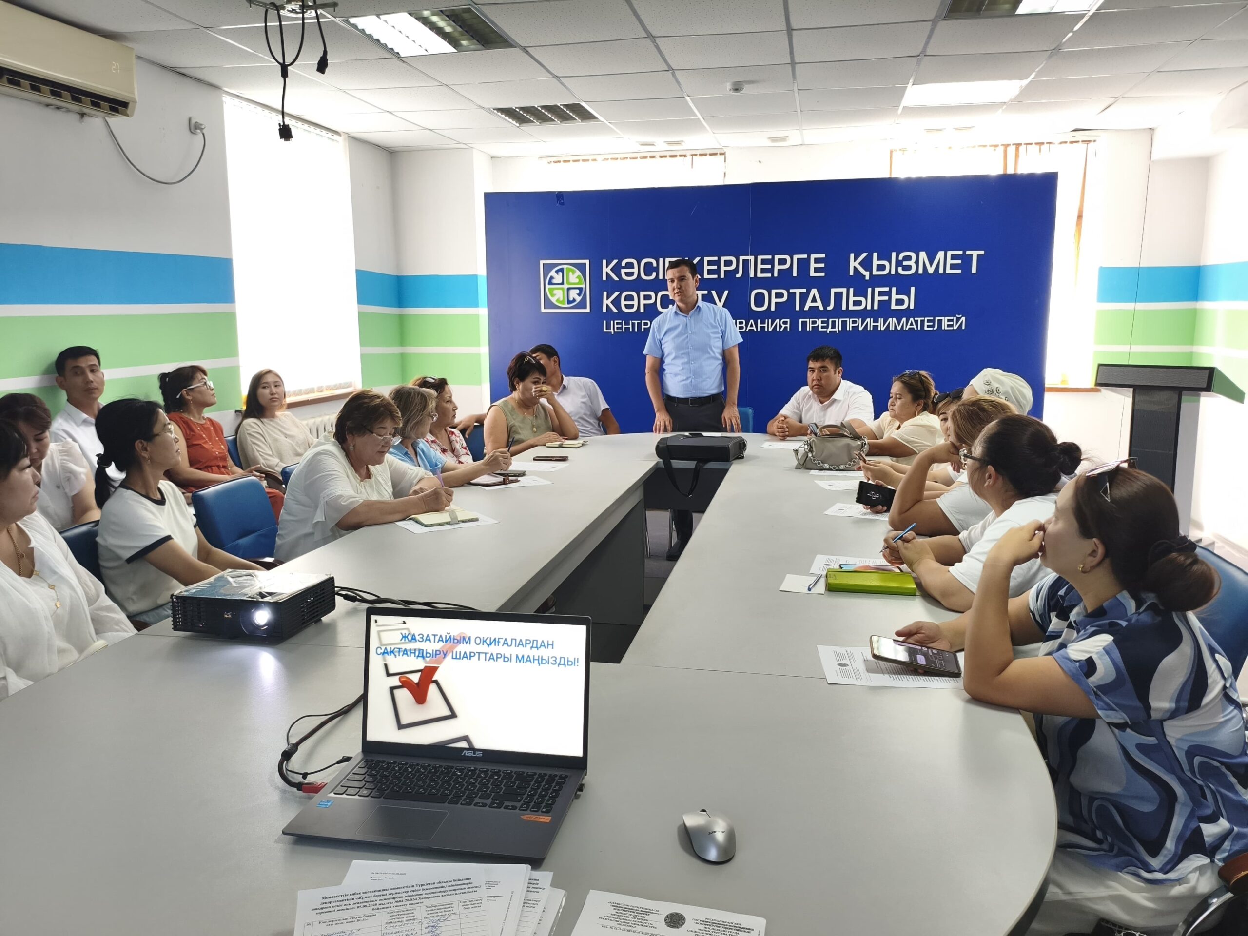🔰 ТҮЛКІБАС: АУДАН КӘСІПОРЫН ИЕЛЕРІНЕ ЖҰМЫСКЕРЛЕРДІ ЖАЗАТАЙЫМ ОҚИҒАЛАРДАН МІНДЕТТІ САҚТАНДЫРУ ШАРТТАРЫНЫҢ МАҢЫЗДЫЛЫҒЫ ТҮСІНДІРІЛДІ