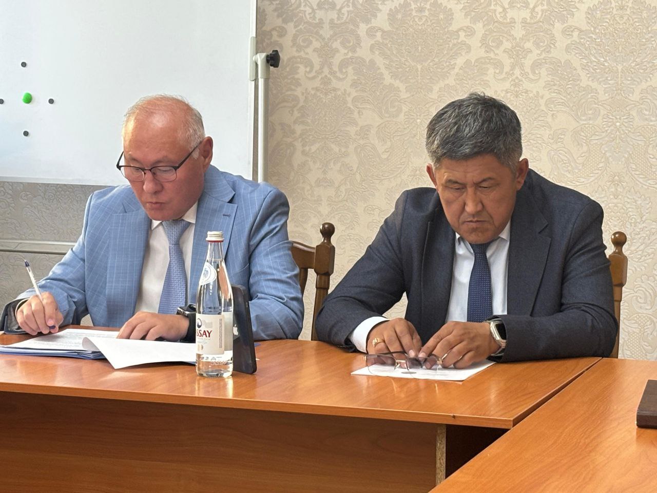 Әділет департаментінің басшысы Ернар Сейдімбектің төрағалығымен, жеке сот орындаушыларының өңірлік палатасының басшысы М. Есенбаевтың және жеке сот орындаушылардың қатысуымен жұмыс кеңесі өтті