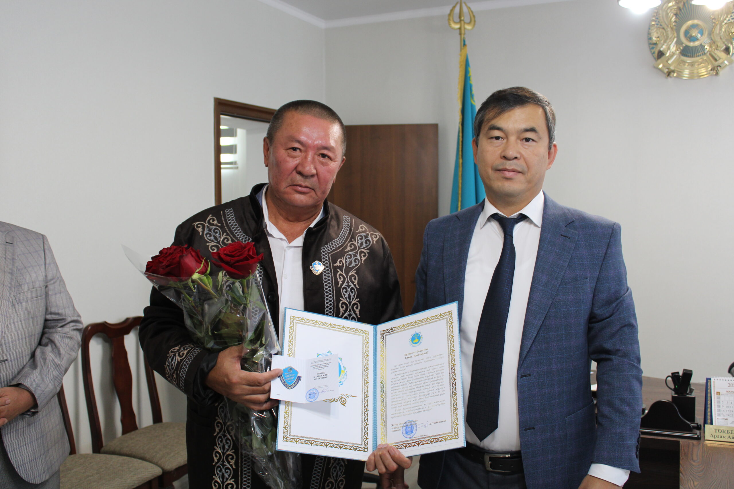 Е. Қ Өтегеновтың туған күнімен және лайықты зейнеткерлікке шығуымен құттықтау