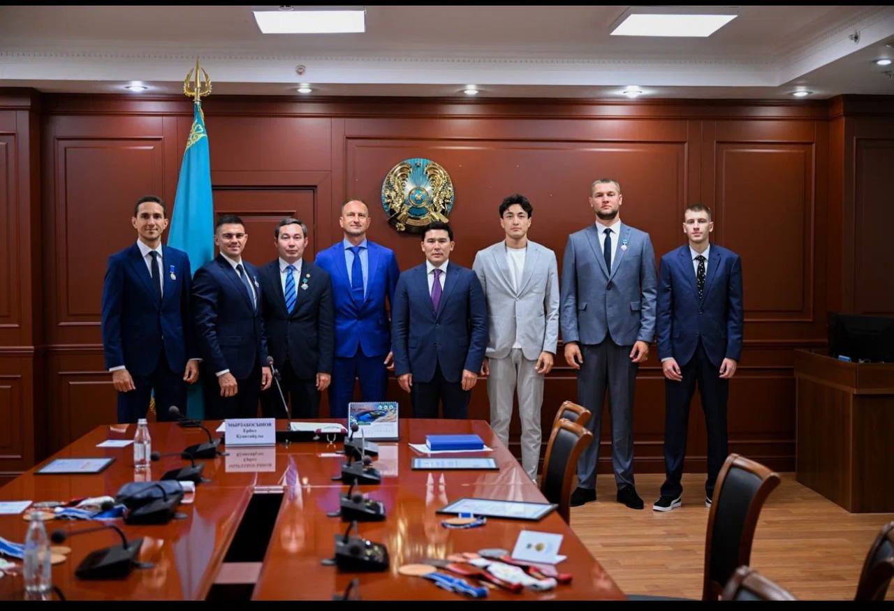 Тоғыз дүркін Олимпиада чемпиондарын жеңген қазақстандық семсерлесушілерді Ербол Мырзабосынов марапаттады