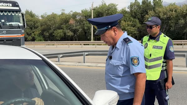 Тәртіп сақшылары жүргізушілерге жолдағы қауіпсіздік ережелерін түсіндірді