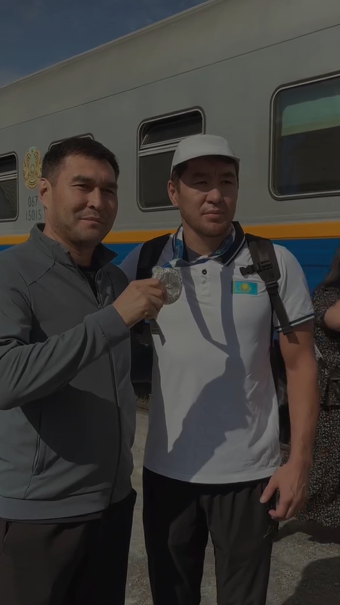 Абай облысының спортшысы Дүйсенбеков Бақытжан Қытайдағы сайыстан күміс жүлдемен туған жеріне оралды
