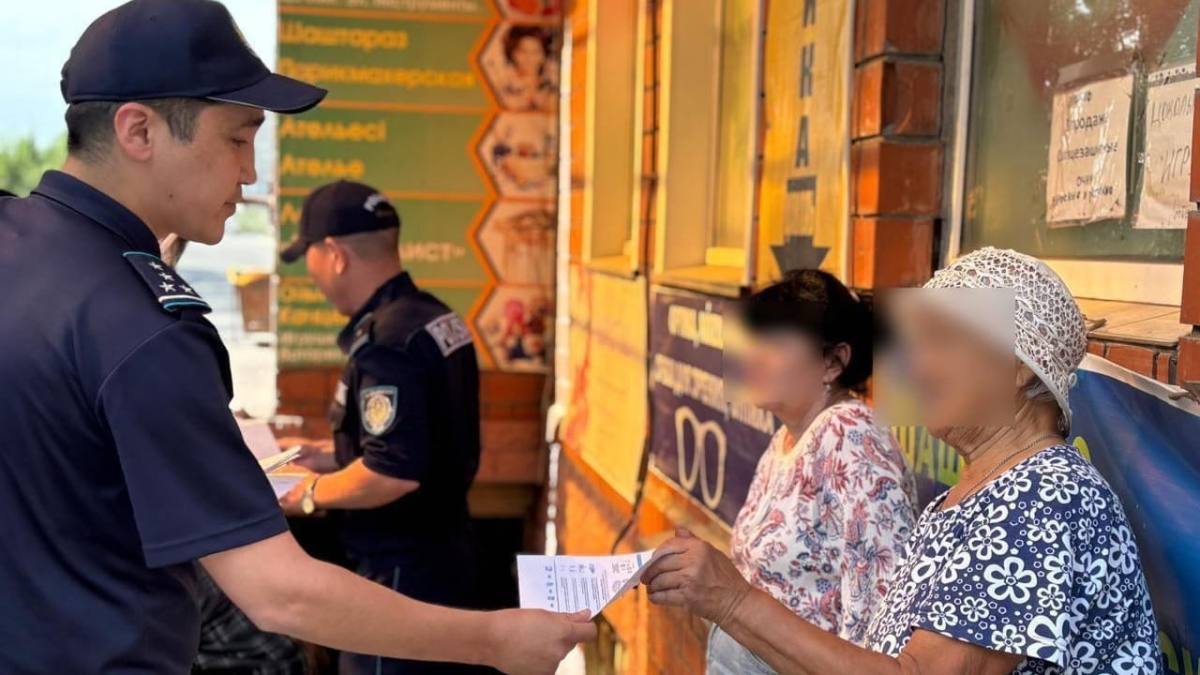 Атырауда полиция бет әлпетті жасыруға тыйым салынған заңдылықтарды түсіндіруде