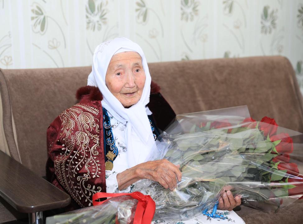 Ақтөбе облысының әкімі 110 жасқа толған қарт ананы құттықтады