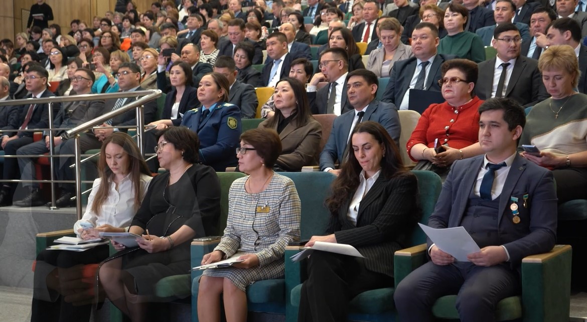 2025 жылғы 19 тамызда сағат 15.00-де “Жастар сарайы” мәдени орталығында облыс педагогтері «БІЛІМ КЕЛЕШЕГІ: АДАЛ АЗАМАТ – КӘСІБИ МАМАН»  тақырыбында өтетін тамыз кеңесінде облыстық білім беру жүйесін дамытудың өзекті мәселелерін талқылайды.