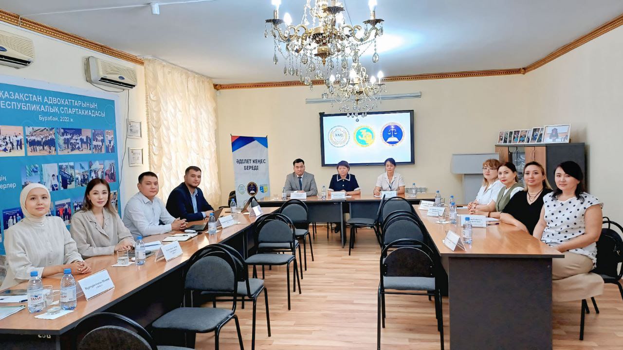 Қазақстан Республикасының Конституциясының 30 жылдығына арналған медиажоспарға сәйкес, облыстық Адвокаттар алқасының алаңында Атырау облысы Әділет департаменті басшысының міндетін атқарушы Г.У.Кыстаубаеваның, нотариустар, адвокаттар мен жеке сот орындаушыларының қатысуымен «Тегін заң көмегін көрсету бойынша ашық есік күні» акциясы ұйымдастырылды