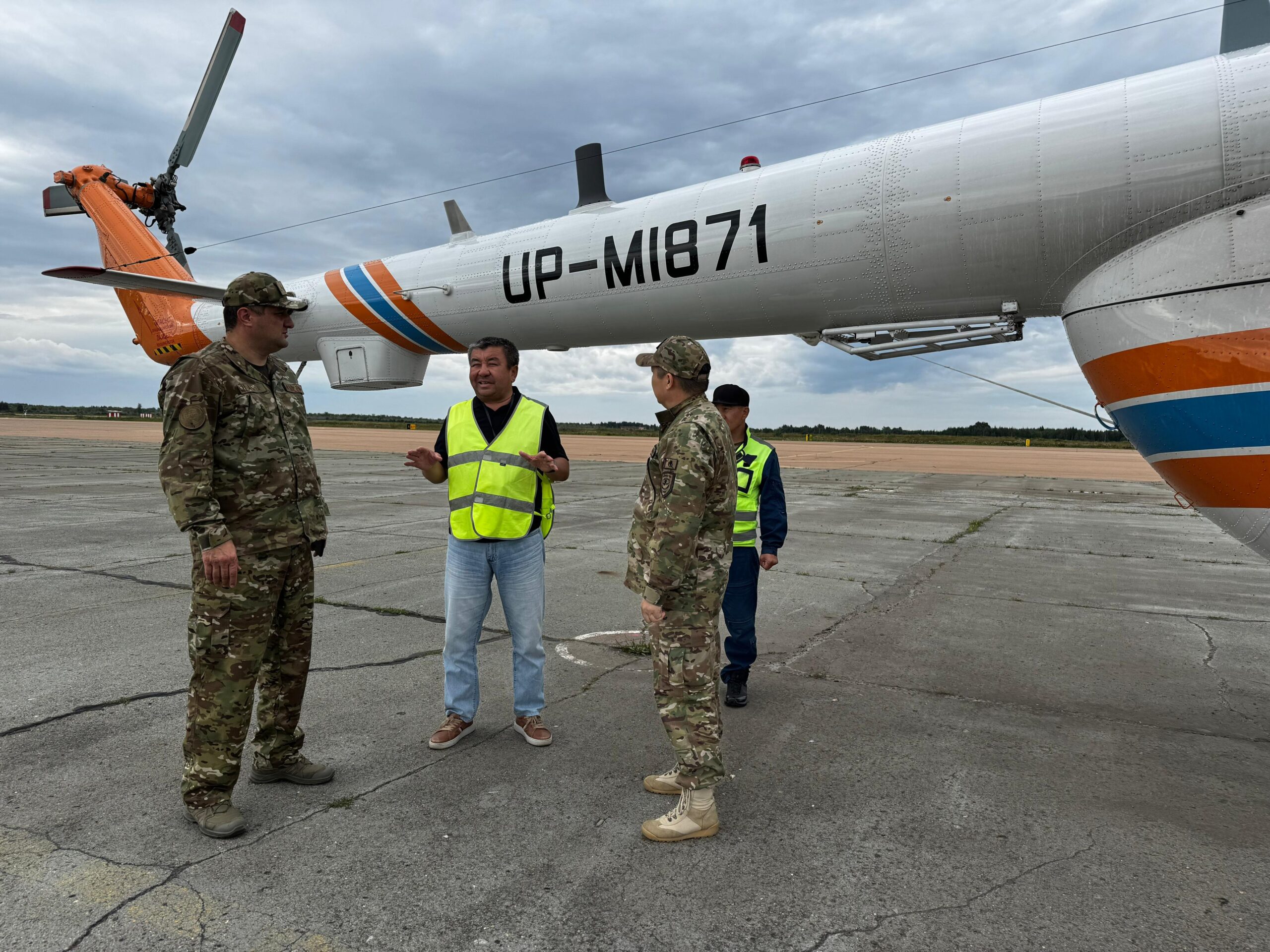Әуе қолдауы: Назарәлі Селімов Қостанайдағы МИ-8 тікұшағының дайындығын тексерді