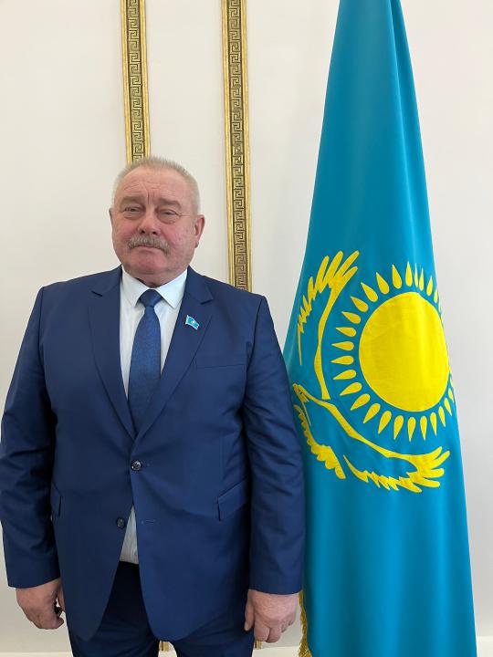 Осакаров аудандық мәслихатының депутаты Сұңқар ауылындағы мектепке демеушілік көмек көрсетті