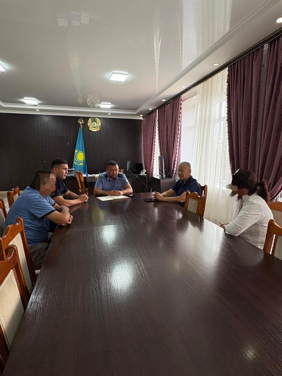 Сәтбаев қаласы полиция бөлімінің бастығы Е.Н. Байзаковпен полиция ғимаратында бірлескен қабылдау өткізді