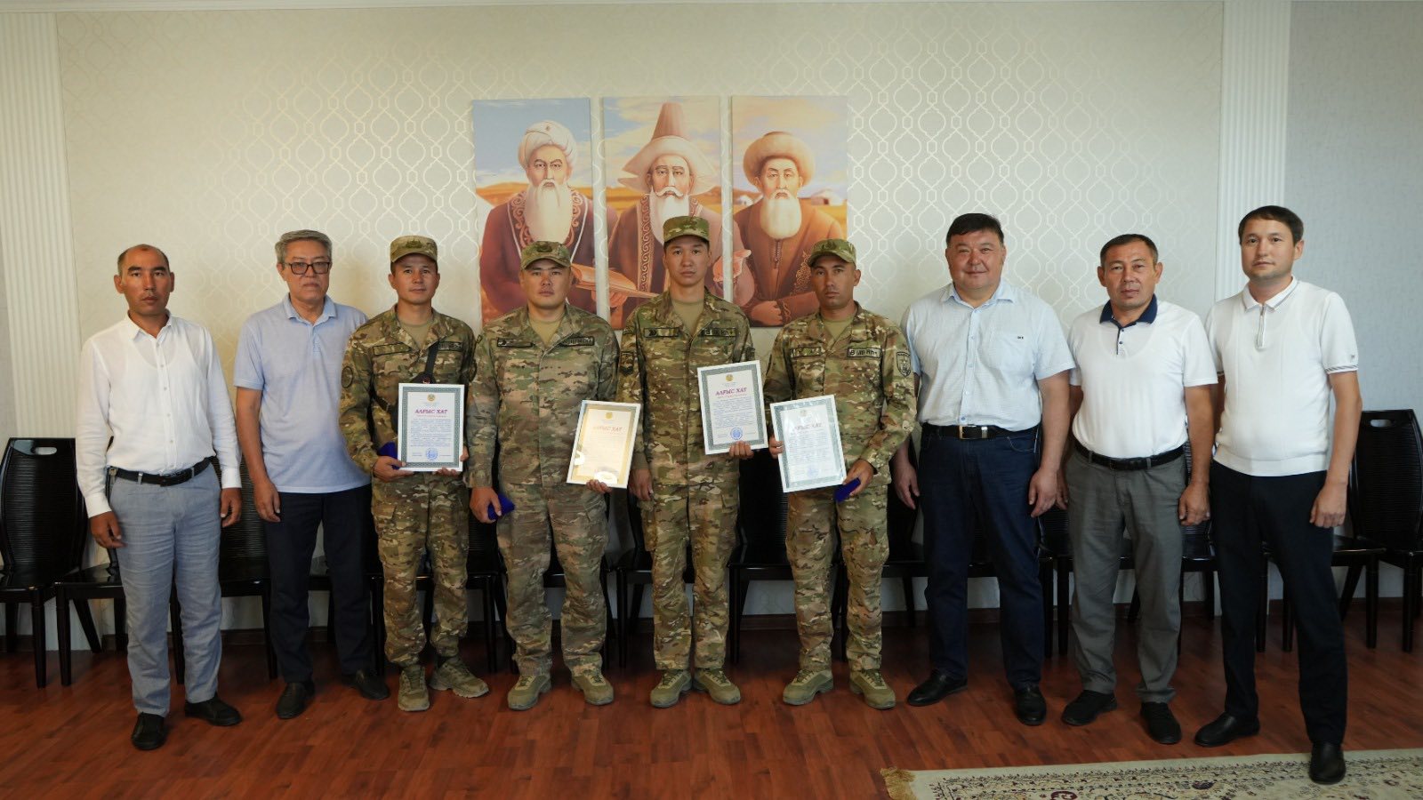 ШАРАДАРА: АУДАН ӘКІМІ СУ ТАПШЫЛЫҒЫНДА КӨМЕККЕ КЕЛГЕН ӘСКЕРИ ҚЫЗМЕТШІЛЕРГЕ АЛҒЫС БІЛДІРДІ