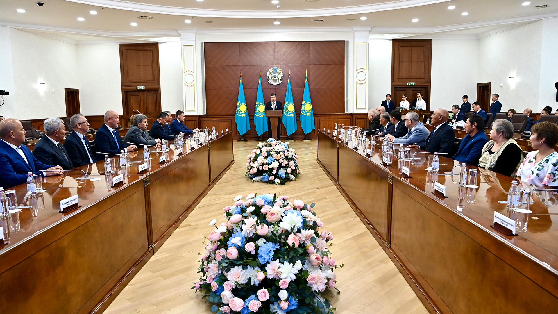 Премьер-министр Олжас Бектенов құрылыс саласының қызметкерлеріне Мемлекет басшысының атынан марапаттар табыс етті