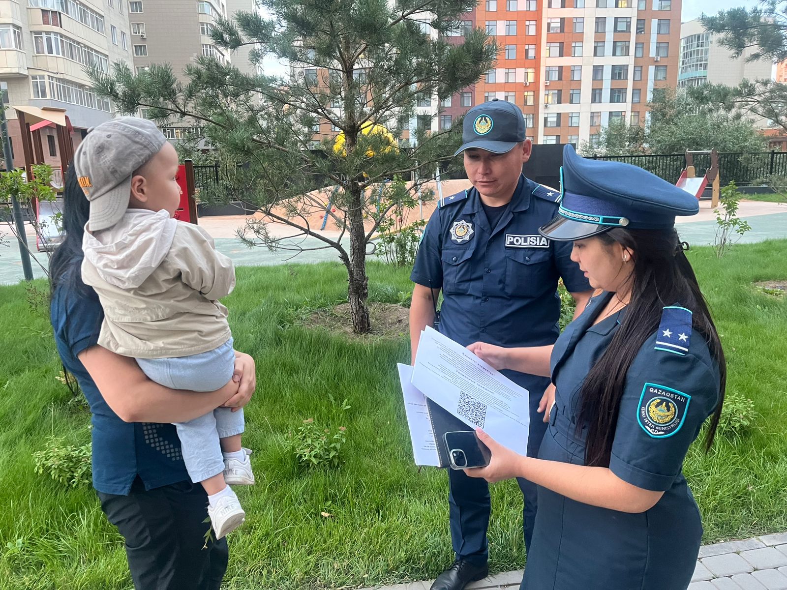 Астана қаласында полицейлер тұрғын үй кешендерінің тұрғындарымен қоғамдық қауіпсіздік мәселелері бойынша кездесулер өткізді