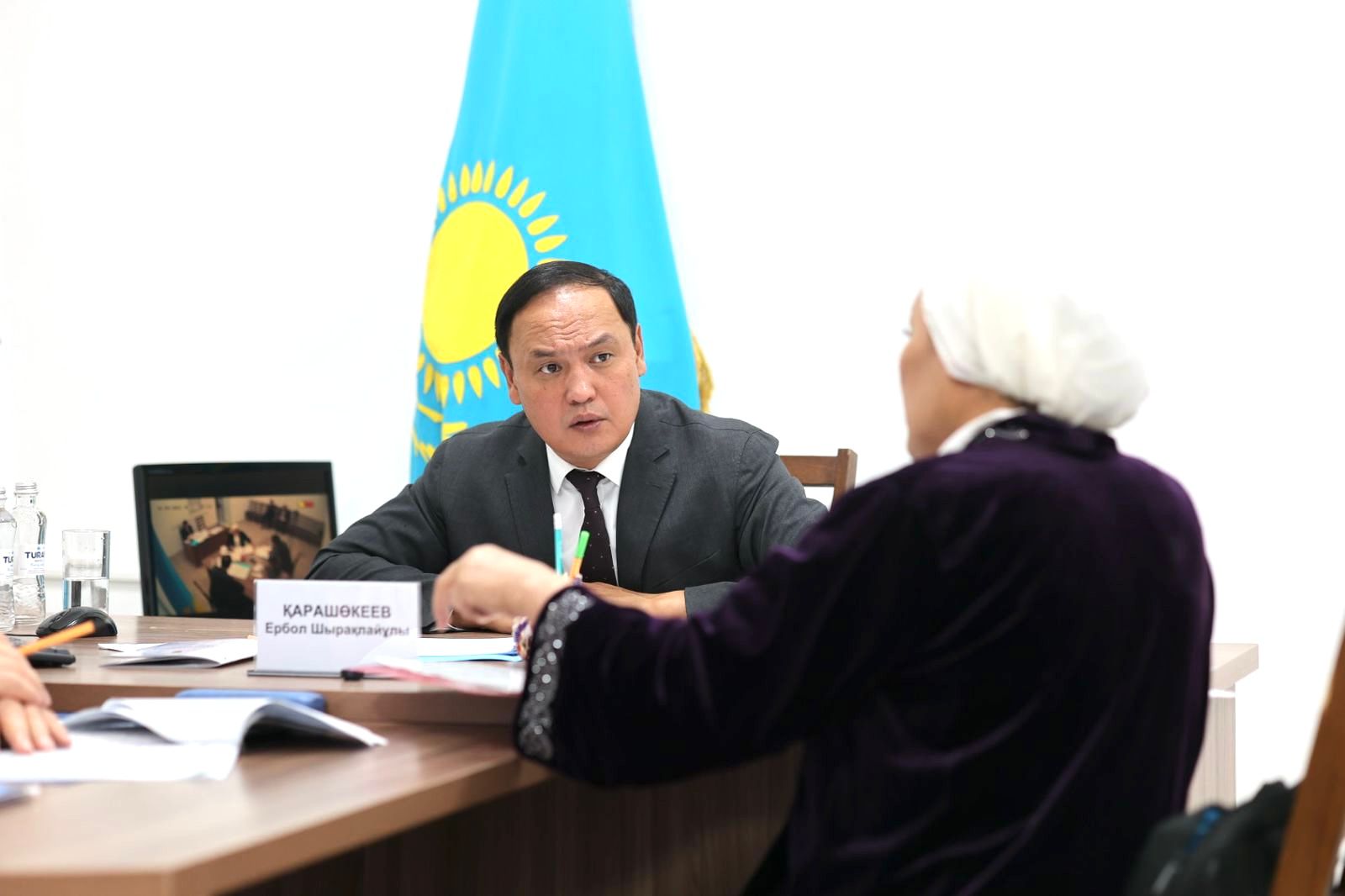 Халық үніне құлақ асатын мемлекет: Ербол Қарашөкеев азаматтарды жеке қабылдады