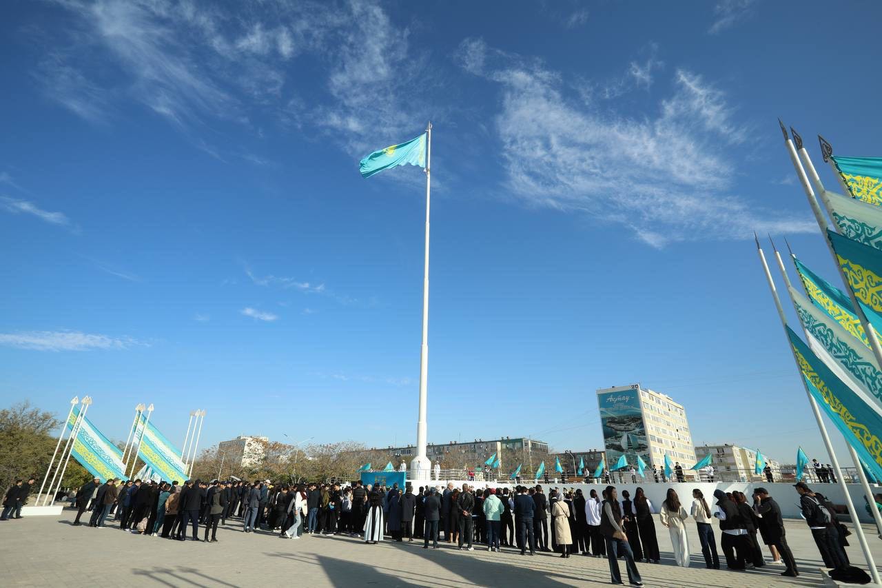 Ақтауда Республика күніне орай Мемлекеттік ту көтеру рәсімі өтті