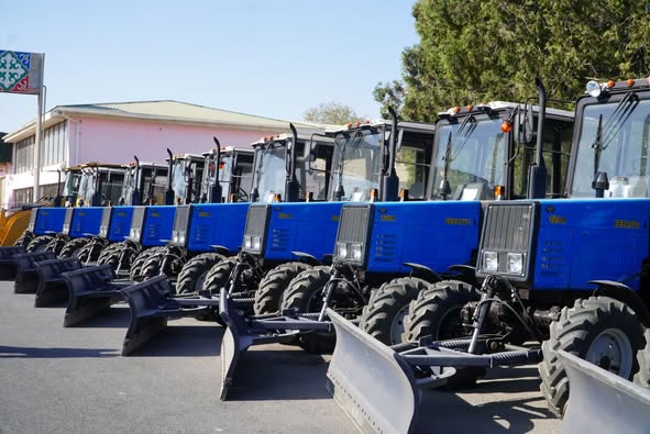 ТҮРКІСТАН: БӘЙДІБЕКТЕ «АЛТЫН КҮЗ – 2025» МЕРЕКЕСІ ТОЙЛАНЫП, АУЫЛДЫҚ ОКРУГТЕРГЕ АРНАЙЫ ТЕХНИКАЛАР ТАБЫСТАЛДЫ