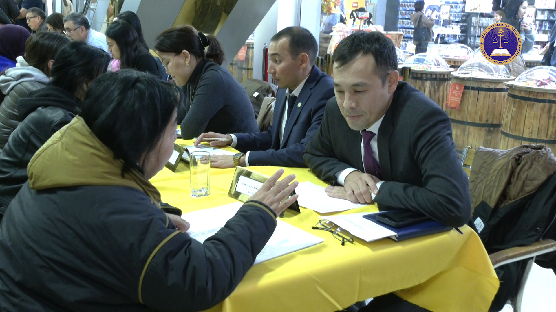 31.10.2025 жылы «Keruen City» сауда ойын-сауық кешенінде әділет департаменті Ақтөбе облысының прокуратурасымен бірлесіп, облыстың заң қауымдастығы мен мемлекеттік органдары өкілдерінің қатысуымен «Халық заңгері» республикалық акциясын өткізді.