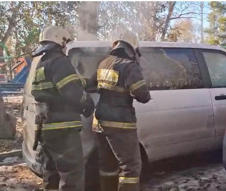 Өрт сөндірушілер автокөліктің жануын жедел түрде жойды