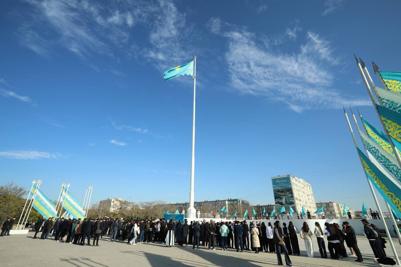 Ақтауда Республика күніне орай Мемлекеттік ту көтеру рәсімі өтті