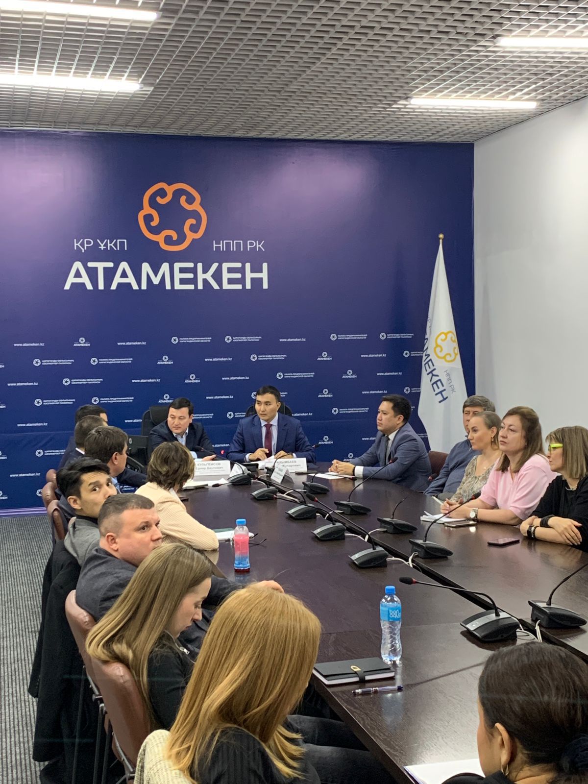2025 жылғы 30 қазан күні Қарағанды облысының қалалары мен аудандары әкімдіктерінің, сондай-ақ облыстық кәсіпкерлік және өнеркәсіп басқармасының бірлескен ұйымдастыруымен «Атамекен» өңірлік кәсіпкерлер палатасы алаңында сауда саласына қатысы бар сауда желілері, өндірушілер, базарлар, көтерме жеткізушілер және өзге де кәсіпкерлердің қатысуымен кеңес өтті.