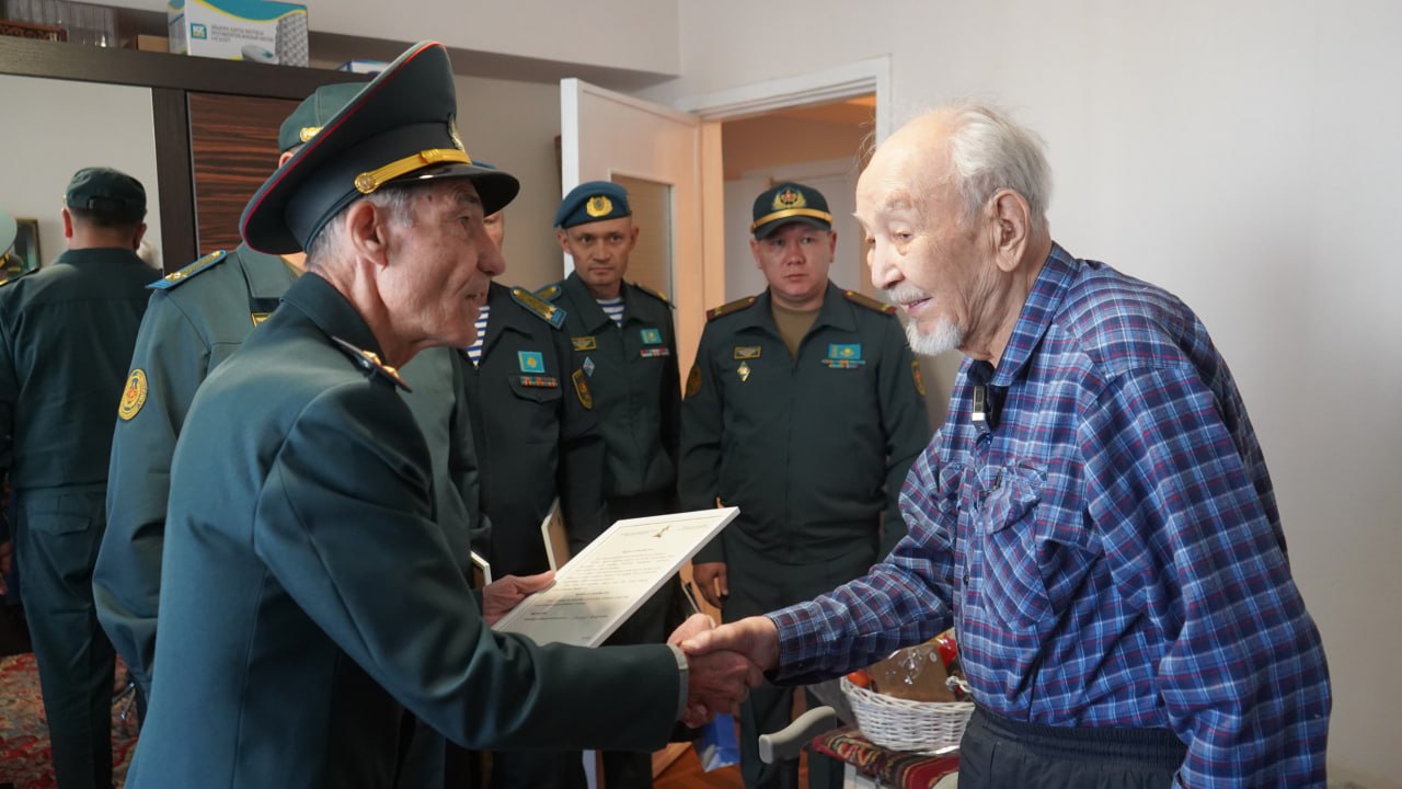 Алматыда Қаурлы күштердің әскери қызметшілері соғыс ардагерін құттықтады