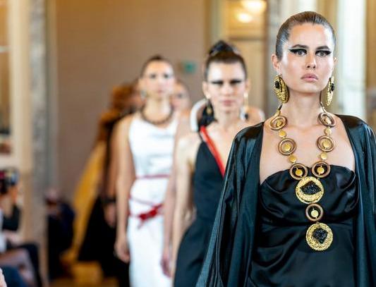 Милан подиумында – Қарағанды көмірі: дизайнер Ольга Целлер ерекше әшекейлер топтамасын ұсынды