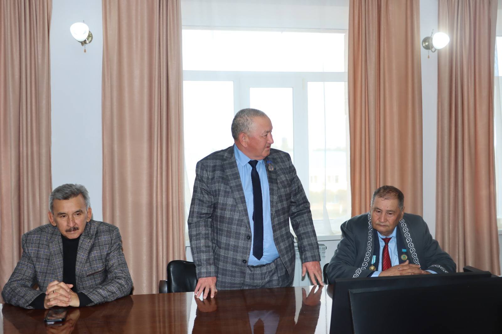 ЖЕТІ ОНДЫҚ БЕЛЕСІНДЕГІ АҚЫН