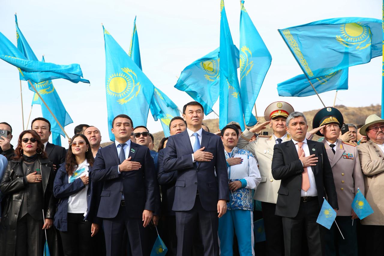 Алматыда Республика күніне орай Мемлекеттік туды көтеру рәсімі өтті