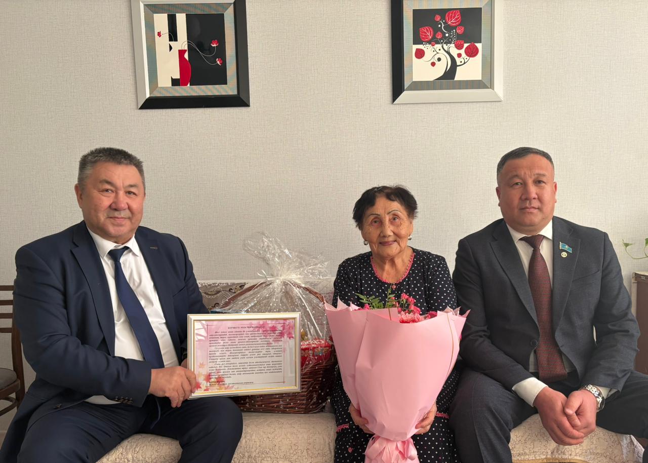 Мәслихат төрағасы ардагерді мерекемен құттықтады