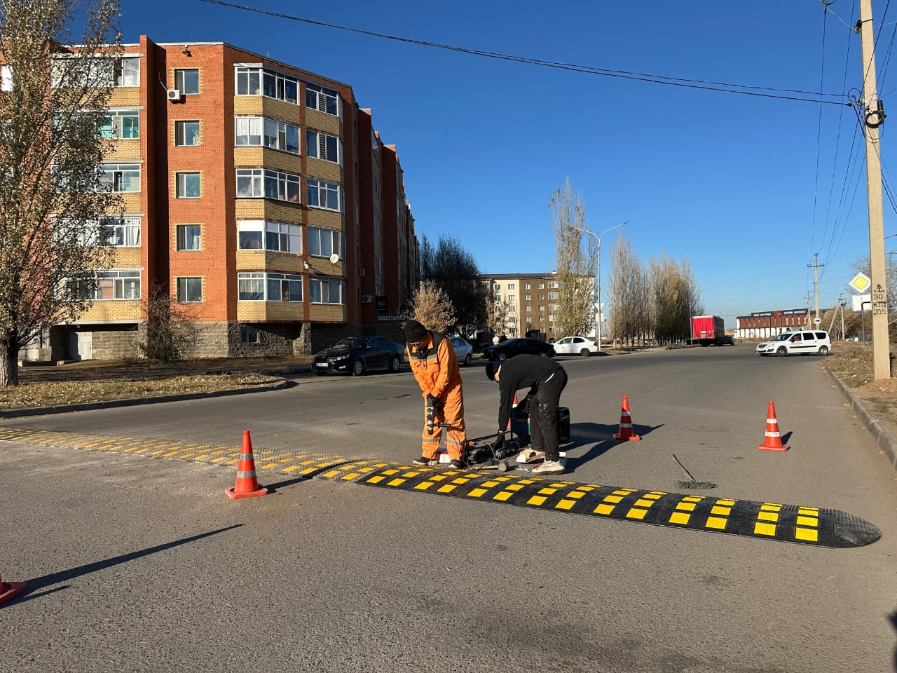 Қосшы қаласының “Лесная Поляна” тұрғын алабындағы жолға жасанды жол кедергілері орнатылып жатыр