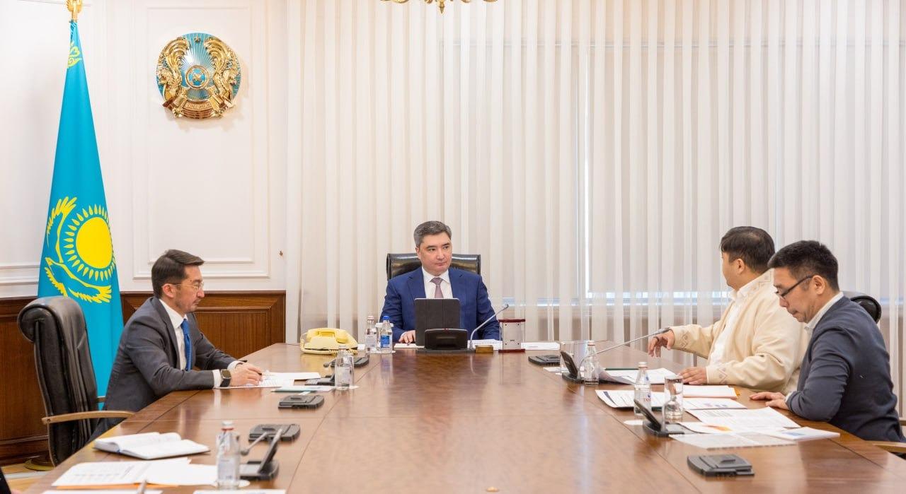 Олжас Бектенов қазақстандық IT-мамандармен әлеуметтік саладағы және өнеркәсіптегі стартаптарды талқылады