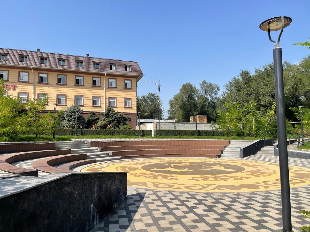 Алматыда абаттандыру жұмыстарынан кейін Республика күніне орай Қарасу көлінің бойында сквер ашылды