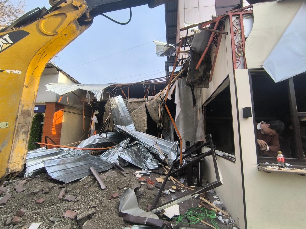 Алматыда сот шешімімен тағы бір дәмхана бұзылды