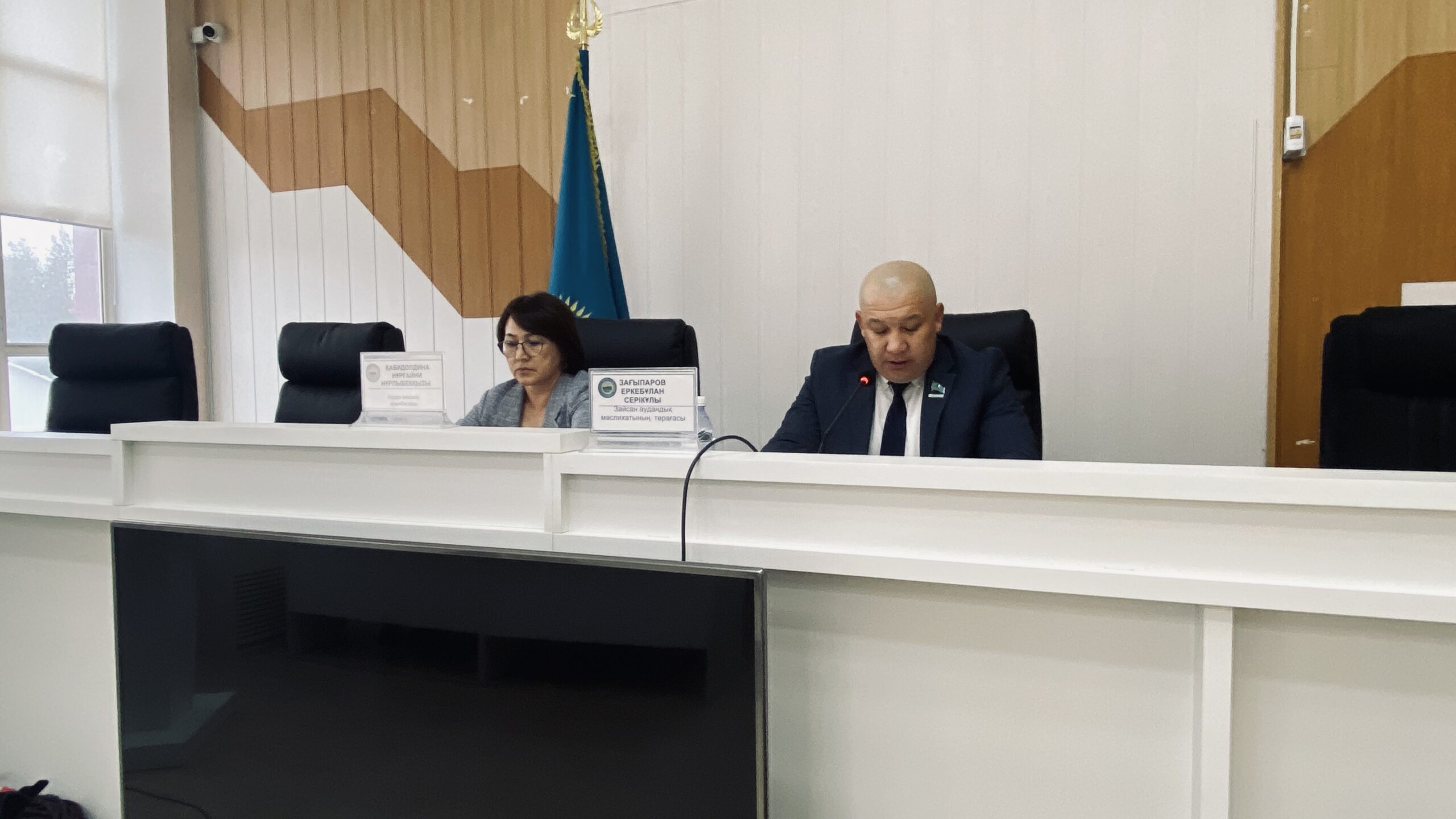 Зайсан аудандық мәслихатының кезектен тыс сессиясы