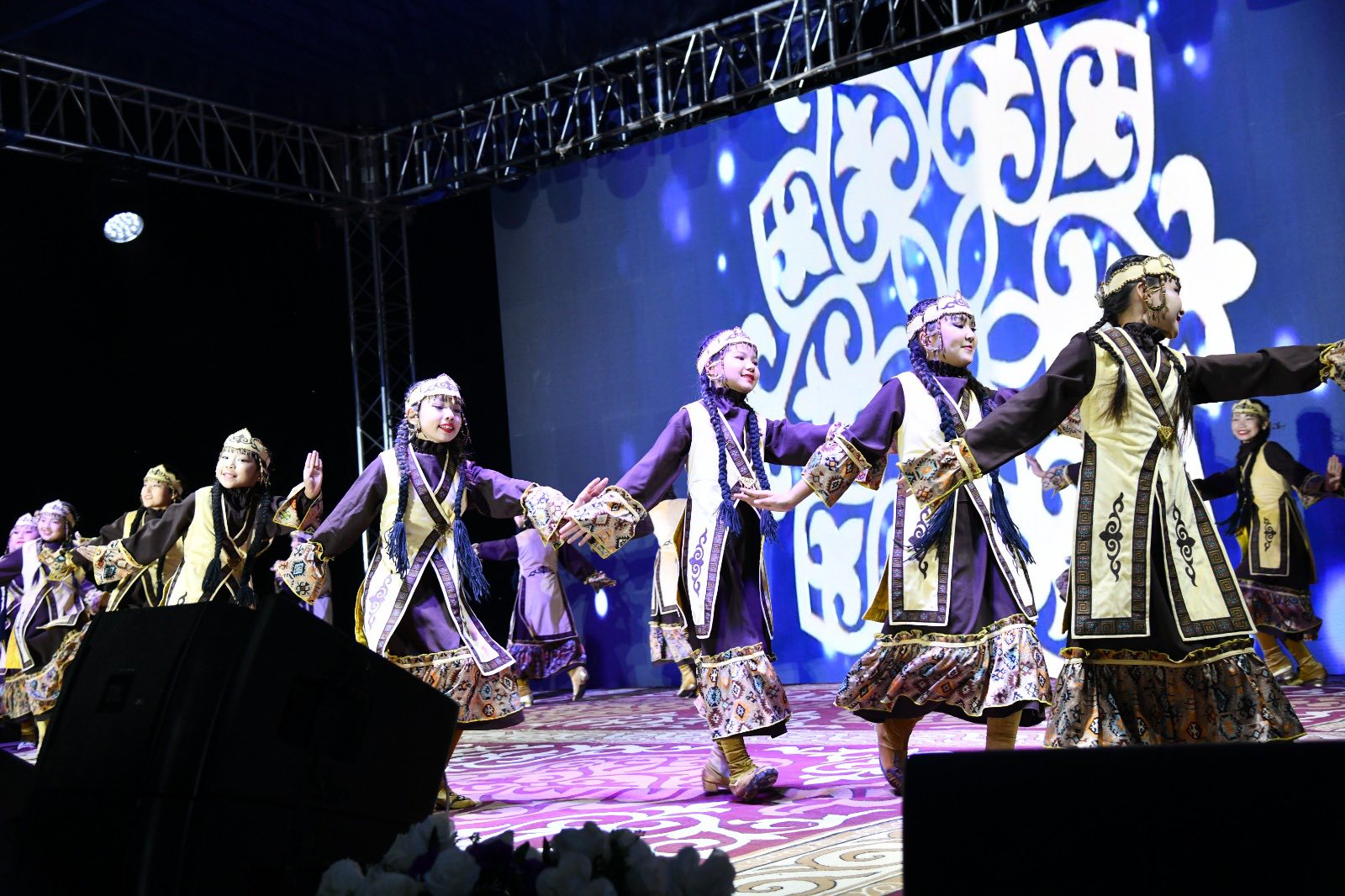 ОТЫРАР АУДАНЫНА – 90 ЖЫЛ: ЭСТРАДА ЖҰЛДЫЗДАРЫНЫҢ ГАЛА-КОНЦЕРТІ ӨТТІ