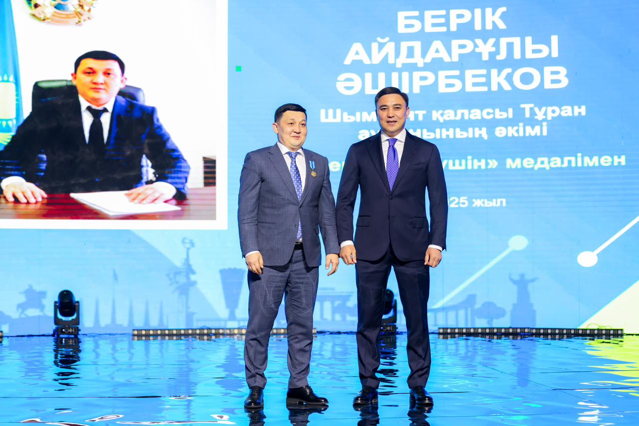 Республика күні қарсаңында Тұран ауданының әкімі Б. Әшірбеков Мемлекет басшысының Жарлығымен «Ерен еңбегі үшін» медалімен марапатталды.