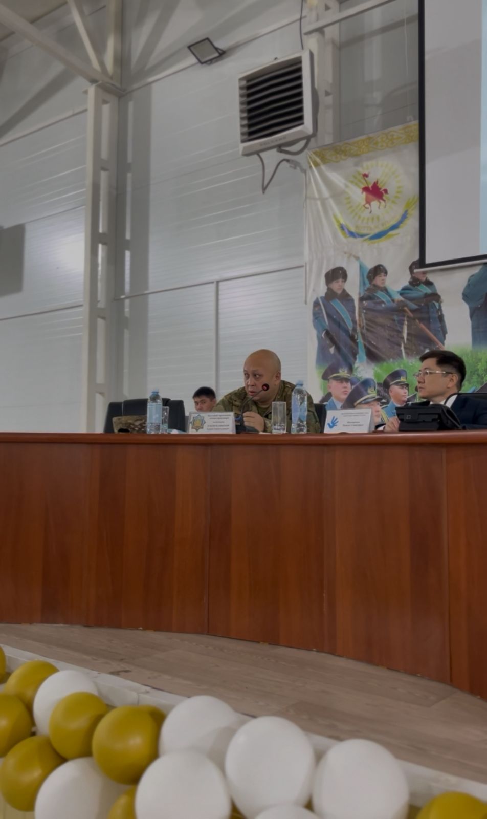 Ағымдағы жылдың 14 қазанында өкіл Қостанай гарнизоны Әскери прокуратурасы өткізген Әскери құқық қорғау органдарының ведомствоаралық кеңесінде баяндама жасады.