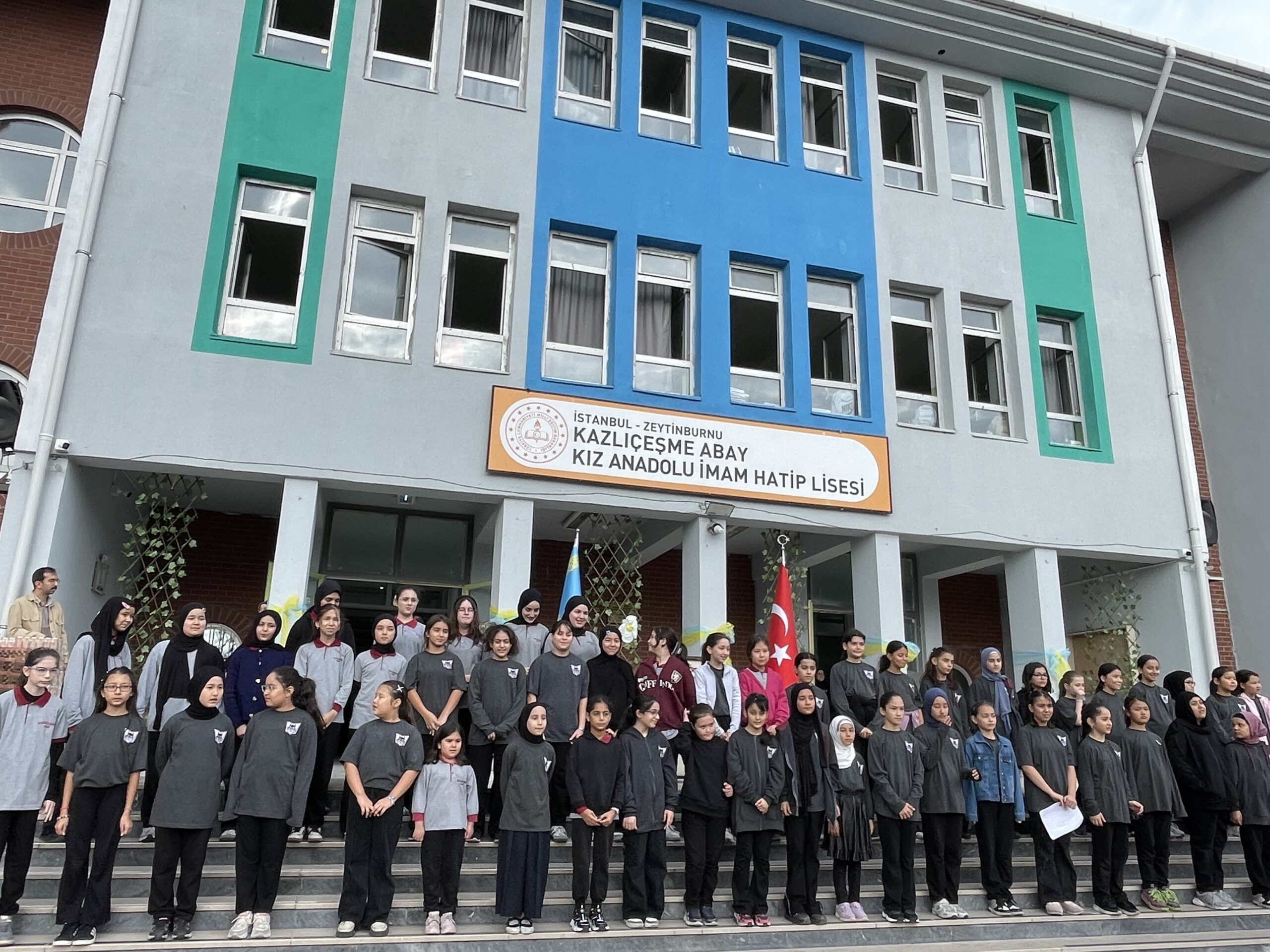 Ыстанбұлдағы Абай Құнанбайұлы атындағы мектепте Қазақстан Республикасының күні аталып өтті